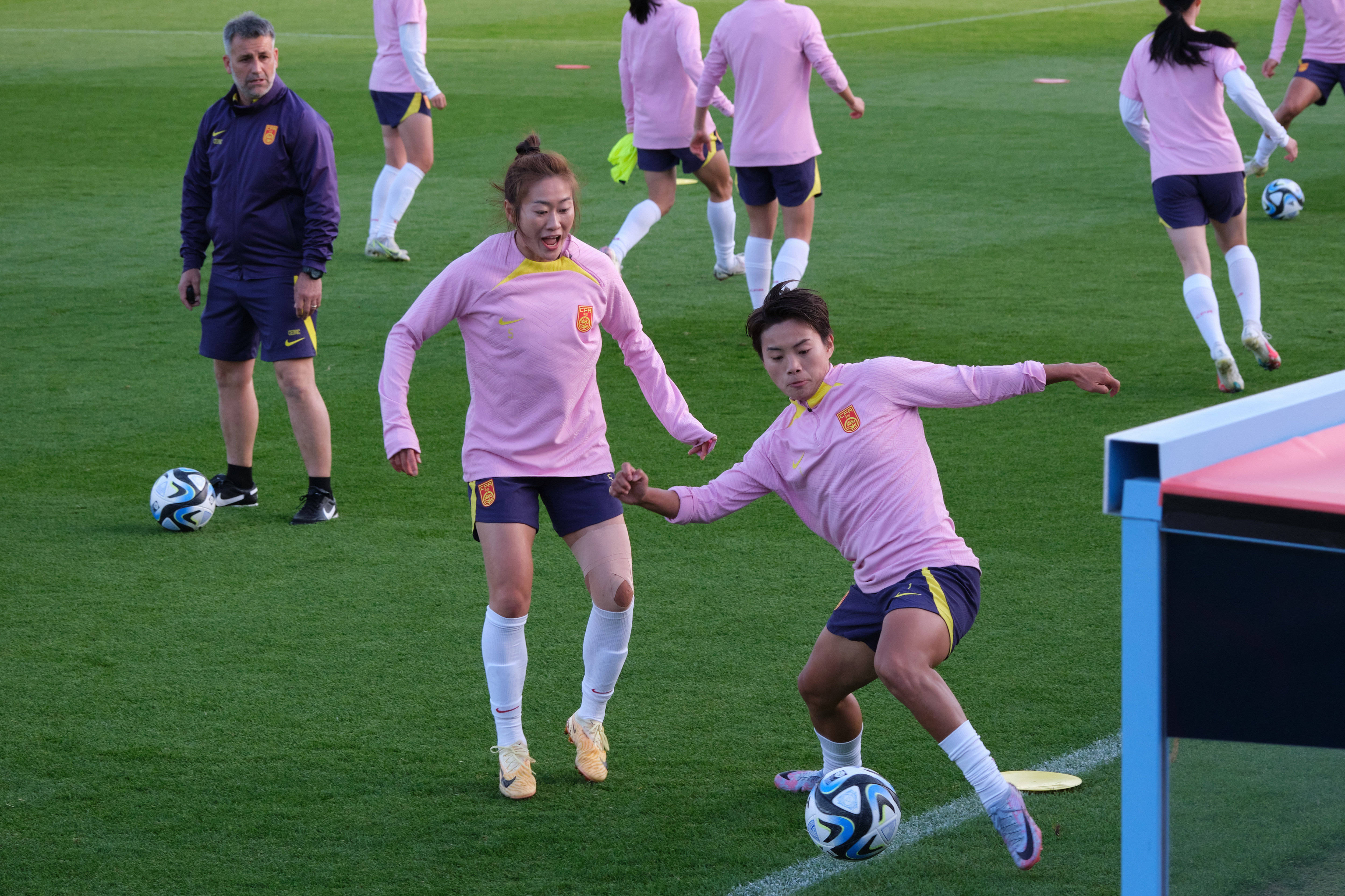 中国女足备战逆风而行,团队合作精彩呈现的简单介绍 中国女足备战逆风而行,团队合作精彩呈现的简单介绍